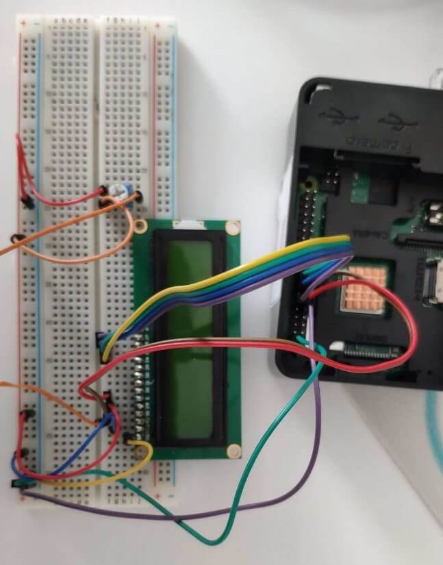 potentiometer connected to the V0 pin